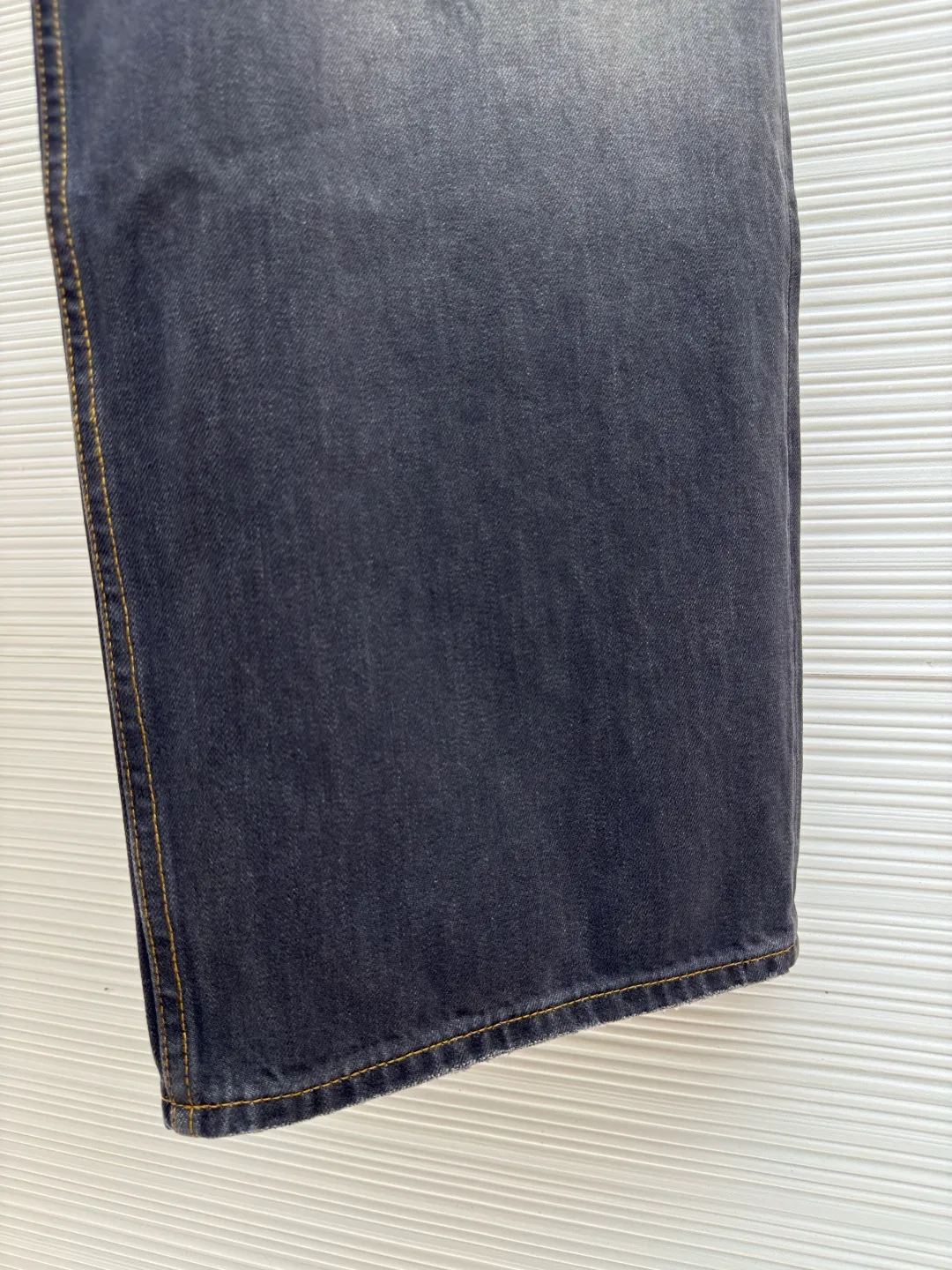 Acne Studios washed wide-leg jeans with splashes of ink ●Authentic product: Purchased and developed by 5159 ●Item number: 1680582-A85 ●Fabric: denim fabric ●Technology: Painting process ●Version: fitted version ●Weight: about 850 grams ●Size: 42-44-46-48-50-52 ●Description: Made of denim fabric imported from Japan, which is characterized by high density and thick yarn, so it has strong wear resistance and tensile strength It also has softness. With the passage of time and frequent wearing, denim fabric will gradually become softer. After special dyeing and finishing processes to fit the body, denim fabric also has good color fastness and washability. It can withstand multiple washings without fading easily. The hand-painted ink splash design takes up to 30 minutes to paint a finished product. The daily output is limited. The work process is very cumbersome. After painting, it is washed and aged. An important process to give the denim fabric a retro and aged effect. It shows the natural Uneven fading effect. Customized genuine leather label. Pink thread is used for marking the back pocket in details. The overall wiring is straight and delicate. The fabric is comfortable and soft. The color is consistent and no color difference. It can be matched with the same style to create a fashionable look and control various occasions. Customized accessories. Complete three labels. Same style for men and women!